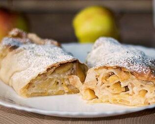 Яблочный штрудель с лимоном и изюмом