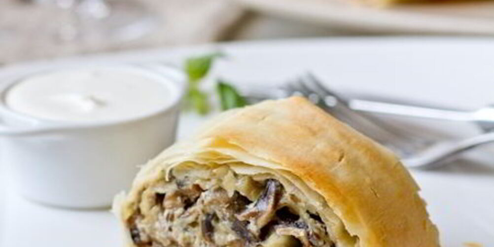 Рецепт закусочного штруделя с грибами и сыром