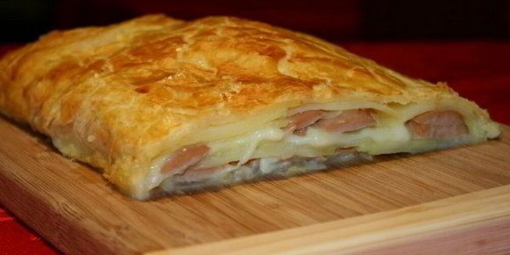 Рецепт закусочного штруделя с сосисками