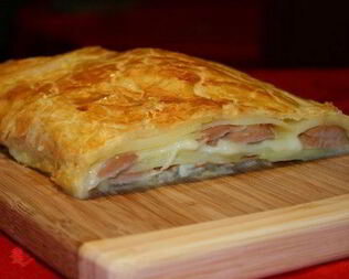 Закусочный штрудель с сосисками