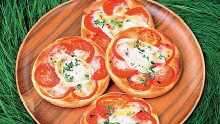 Слойки с козьим сыром и помидорами