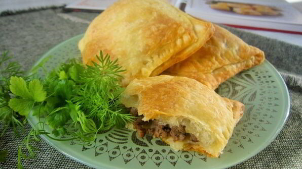 слойки с мясом