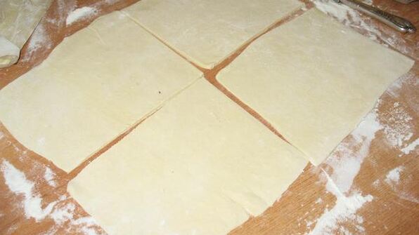 слойки с сыром и копченой курицей