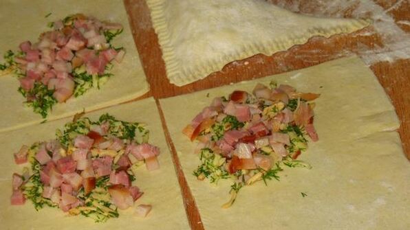 слойки с сыром и копченой курицей