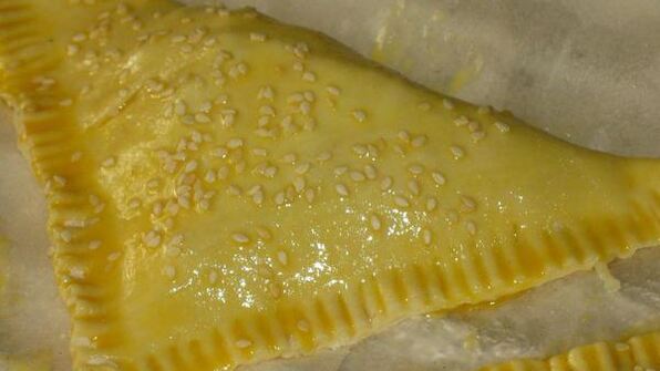 слойки с сыром и копченой курицей