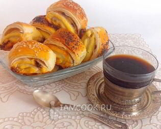 Слойки с творогом и изюмом