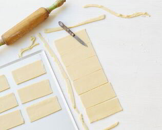 Слойки с творогом из дрожжевого теста