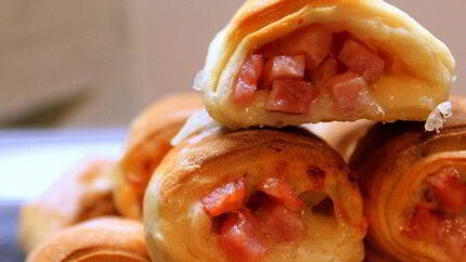 Слойки с ветчиной и моцареллой