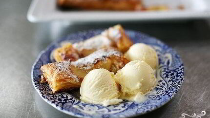 Слойки с яблоками из бездрожжевого теста