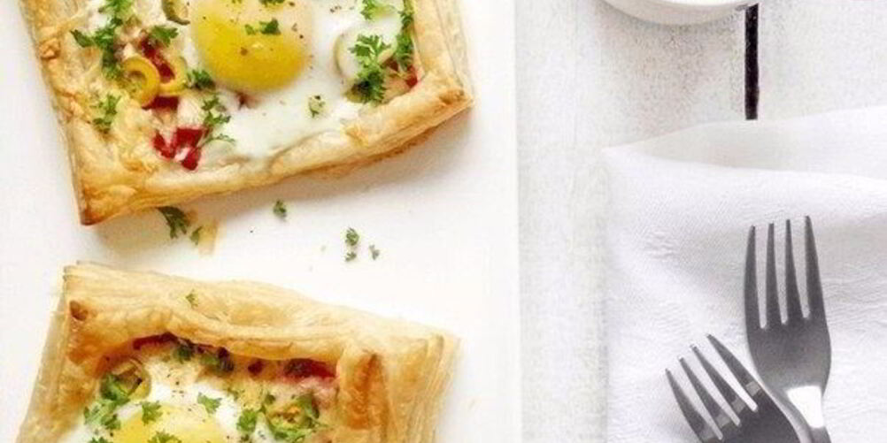 Рецепт слоек с яйцом, ветчиной и сыром