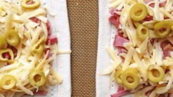 слойки с яйцом, ветчиной и сыром