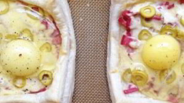 слойки с яйцом, ветчиной и сыром