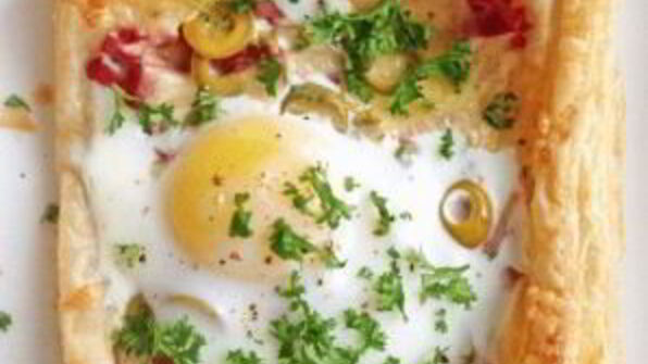 слойки с яйцом, ветчиной и сыром