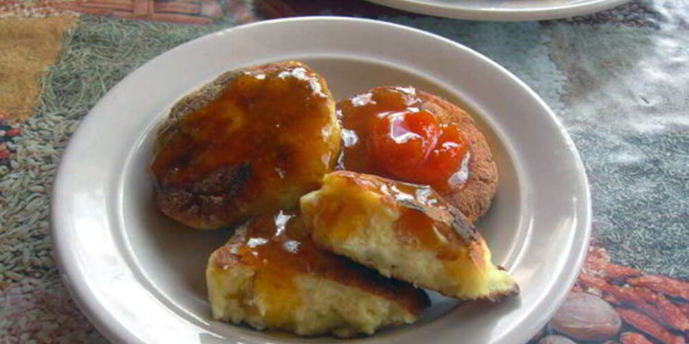 Рецепт кукурузных сырников с вяленой грушей