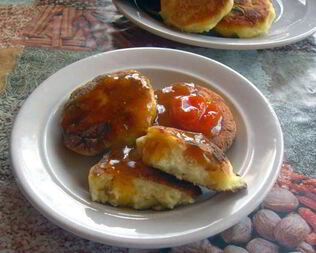 Кукурузные сырники с вяленой грушей