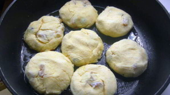 кукурузные сырники с вяленой грушей