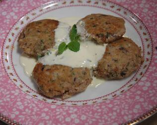 Мятные сырники с маслинами и сметанным соусом