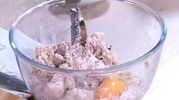 мятные сырники с маслинами и сметанным соусом