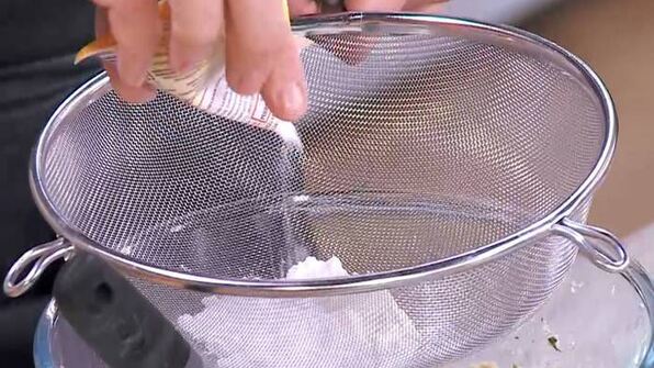 мятные сырники с маслинами и сметанным соусом