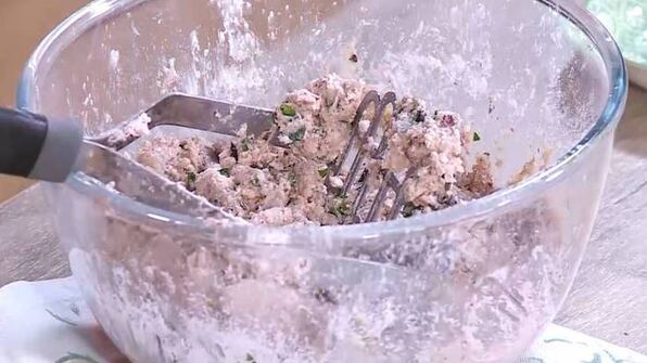 мятные сырники с маслинами и сметанным соусом