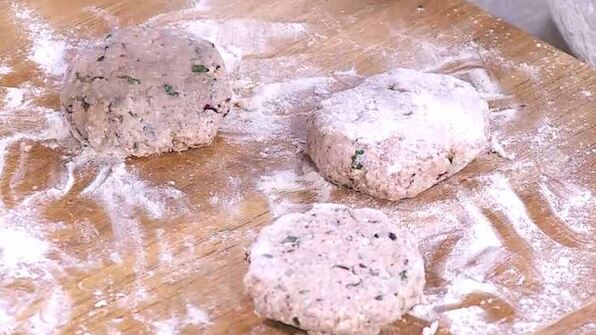 мятные сырники с маслинами и сметанным соусом