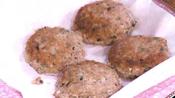 мятные сырники с маслинами и сметанным соусом