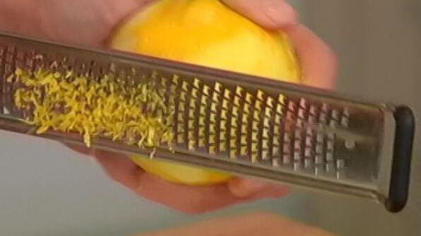 мятные сырники с маслинами и сметанным соусом