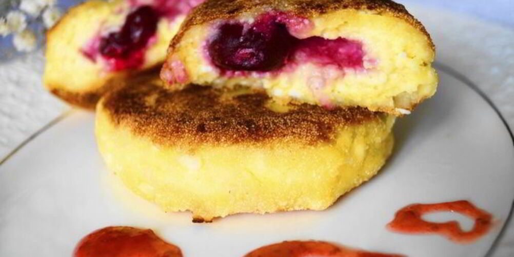 Рецепт сырников с медовыми вишнями