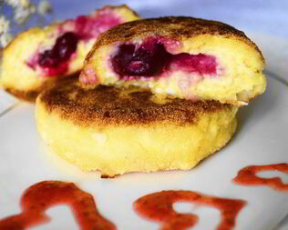 Сырники с медовыми вишнями