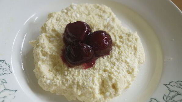 сырники с медовыми вишнями