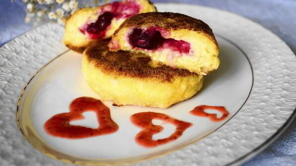 сырники с медовыми вишнями