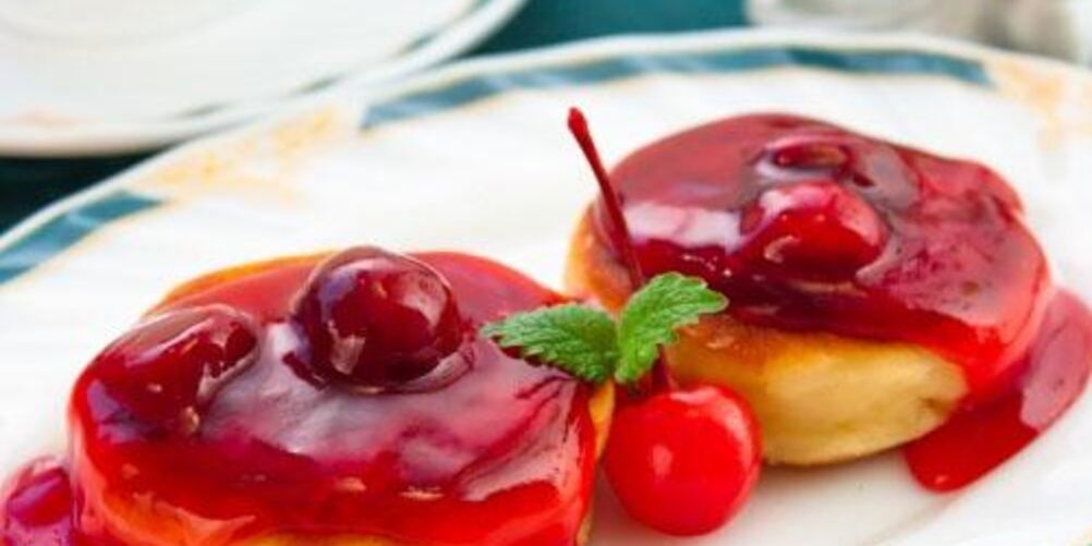 Рецепт сырников с вишневым соусом