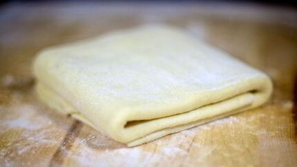 Тесто для пирогов на кефире без дрожжей