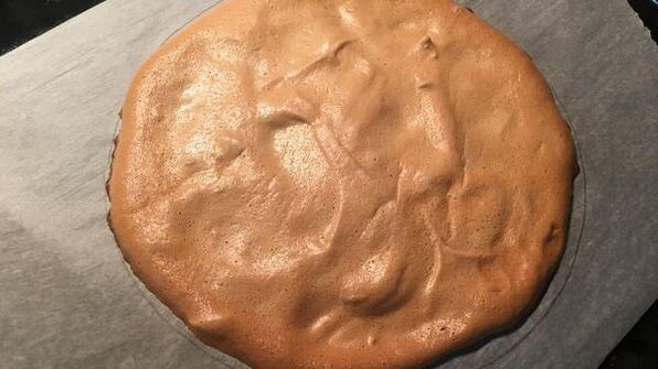 бисквитный торт с меренгой и арахисом