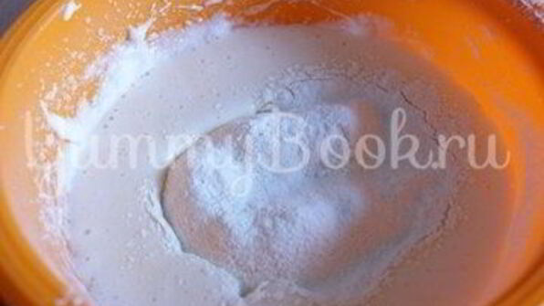 ореховый торт с черной смородиной