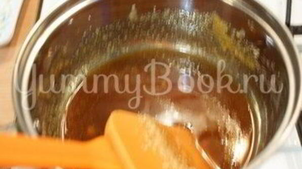 ореховый торт с черной смородиной