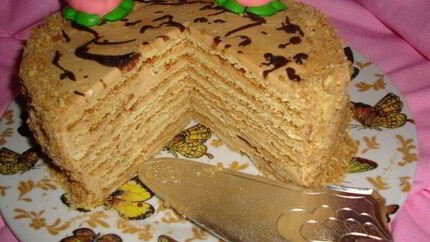 Розовый медовик