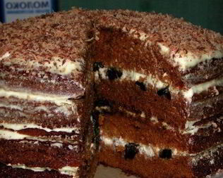 Шоколадный торт с черносливом и орехами