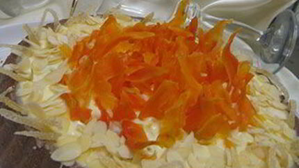 Свекольный торт с морковными и тыквенными чипсами