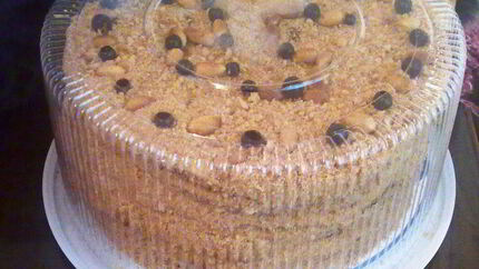 Торт Медовик с черносливом и грецкими орехами