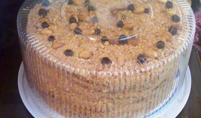 Торт Медовик с черносливом и грецкими орехами