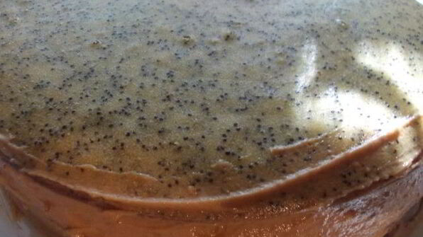 торт с изюмом, орехами и маком