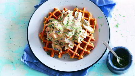 Картофельные вафли с грибным соусом