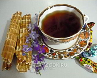 Вафельные трубочки с вареной сгущенкой и орехами