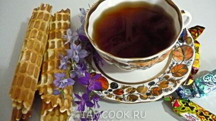 Вафельные трубочки с вареной сгущенкой и орехами