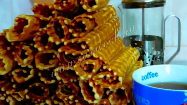 вафельные трубочки с вареной сгущенкой и орехами