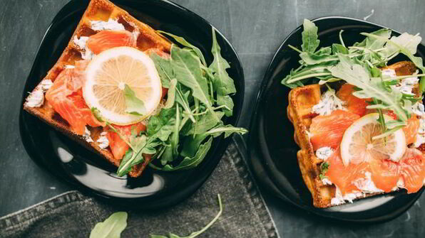 вафли с лососем, соусом и рукколой