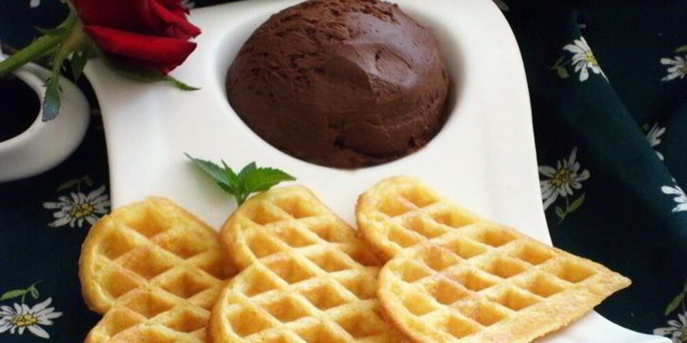 Рецепт вафель с шариком шоколадного мороженого