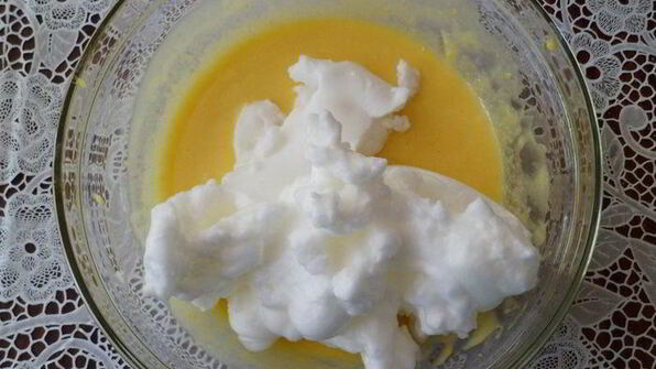 вафли с шариком шоколадного мороженого