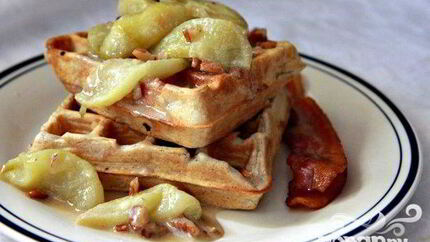 Вафли с яблоками и орехами